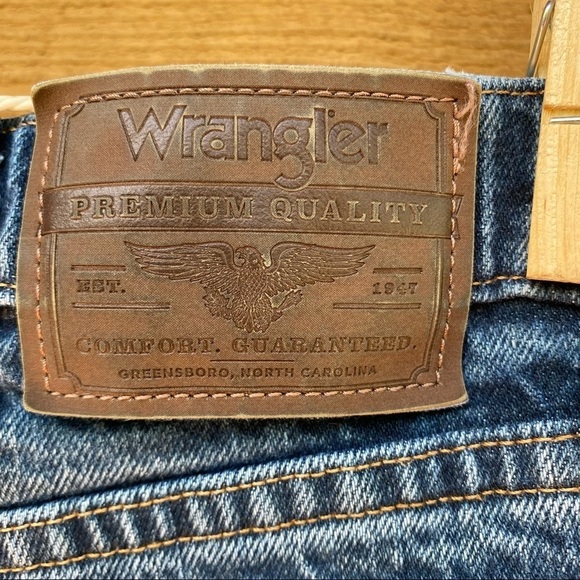 Vintage Wrangler Regular Fit Straight Leg Lightly Distressed Blue Jeans - Picture 11 of 13